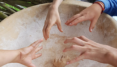 Beim Brotbacken im Keltendorf Gabreta