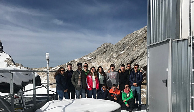 Das W-Seminar „Schüler*innen erforschen den regionalen Klimawandel“ auf der Terrasse des Schneefernerhauses