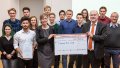 Unser erfolgreiches P-Seminar 3D-Druck: Herr Kempf (3.v.r.), Ministerialbeauftragter für die Gymnasien in Schwaben, überreicht dem Seminar den Siegerscheck der Stadtsparkasse