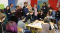 Eltern, Schüler, Lehrer und Bauprofis an einem Tisch: Der Schüler erklärt, wo es lang geht!