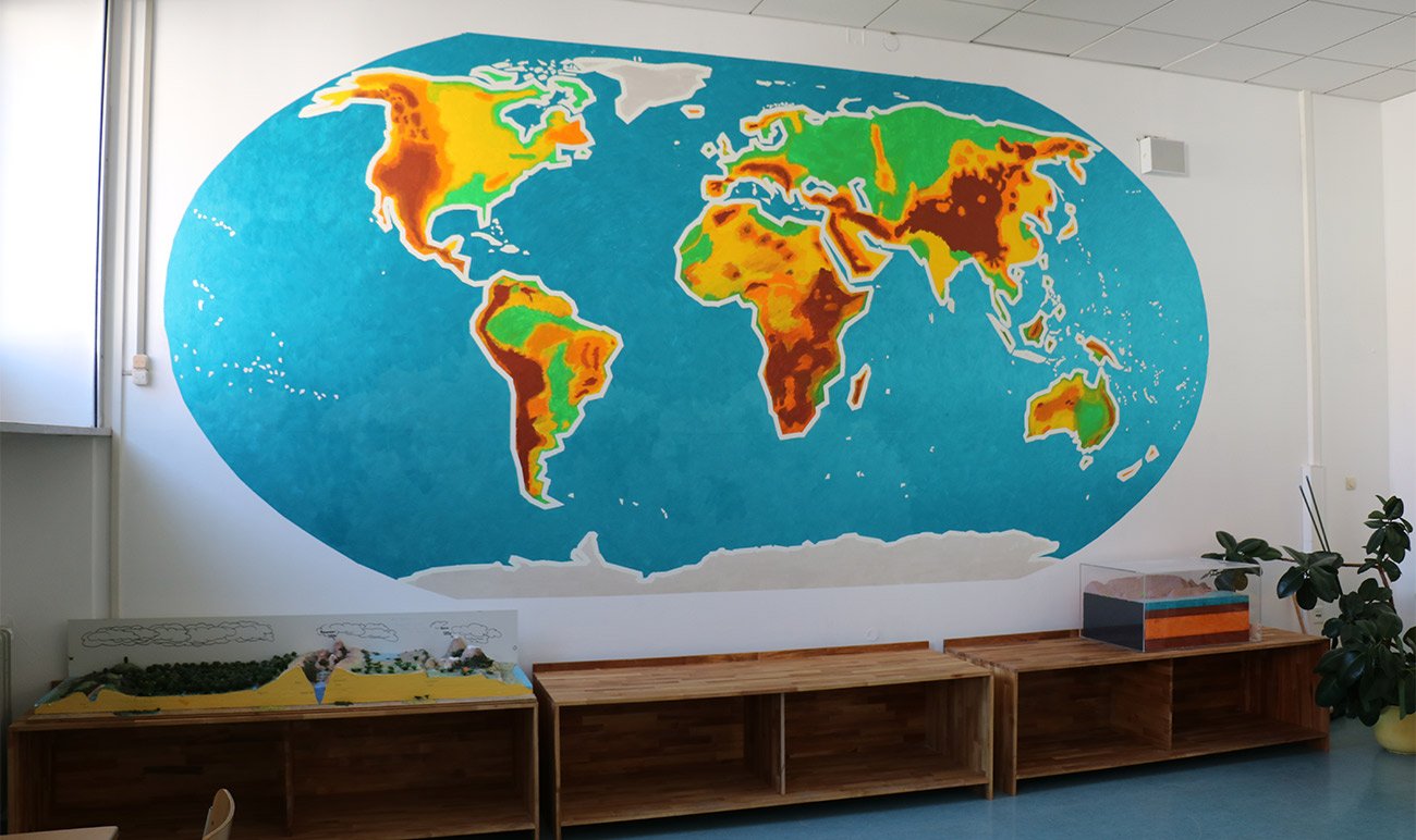Schüler malten eine Weltkarte im Geographieraum